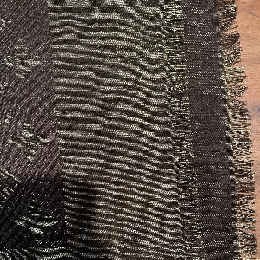 Châle Monogram Silk Scarf - Picture 4 of 4